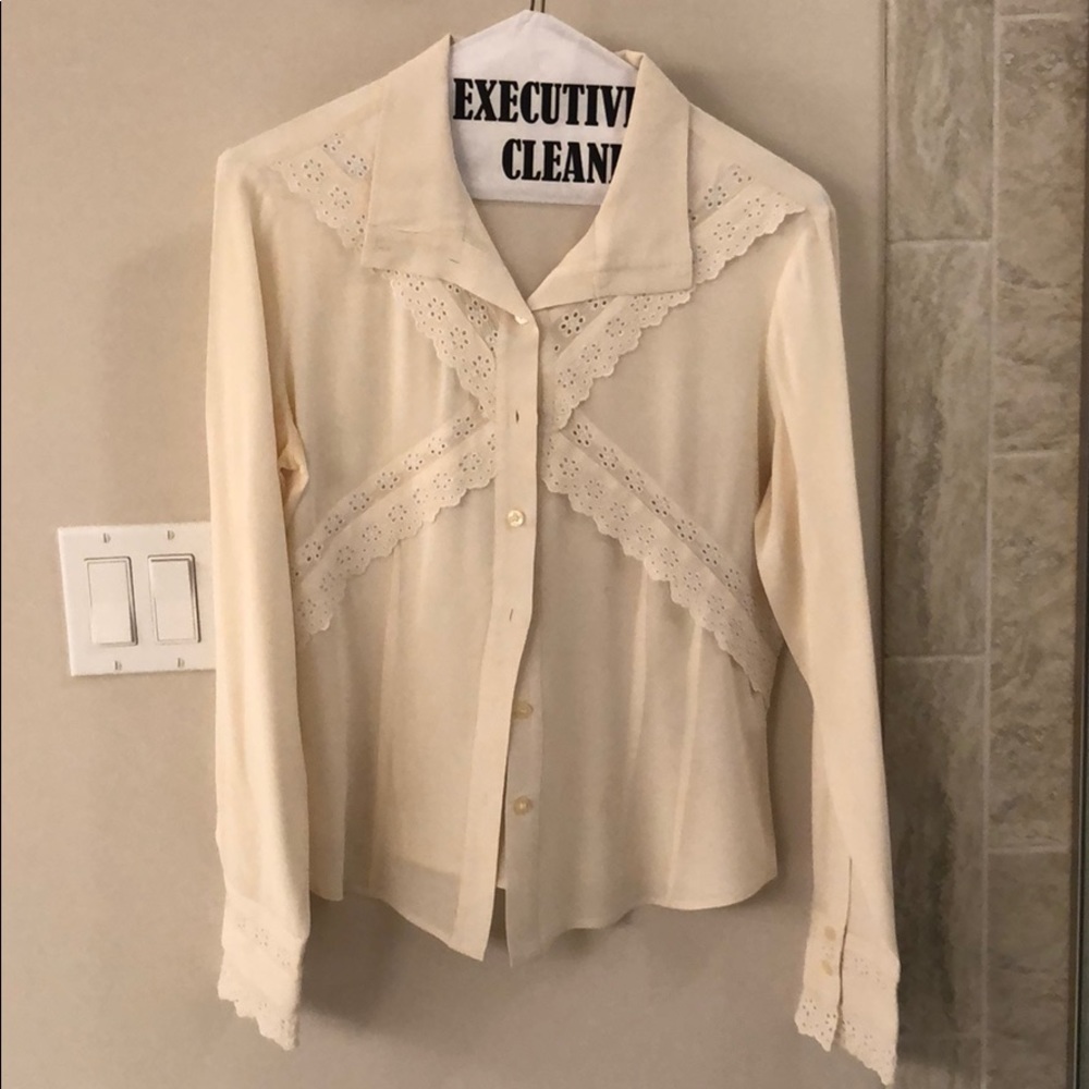 Beautiful classy blouse, slight imperfection.